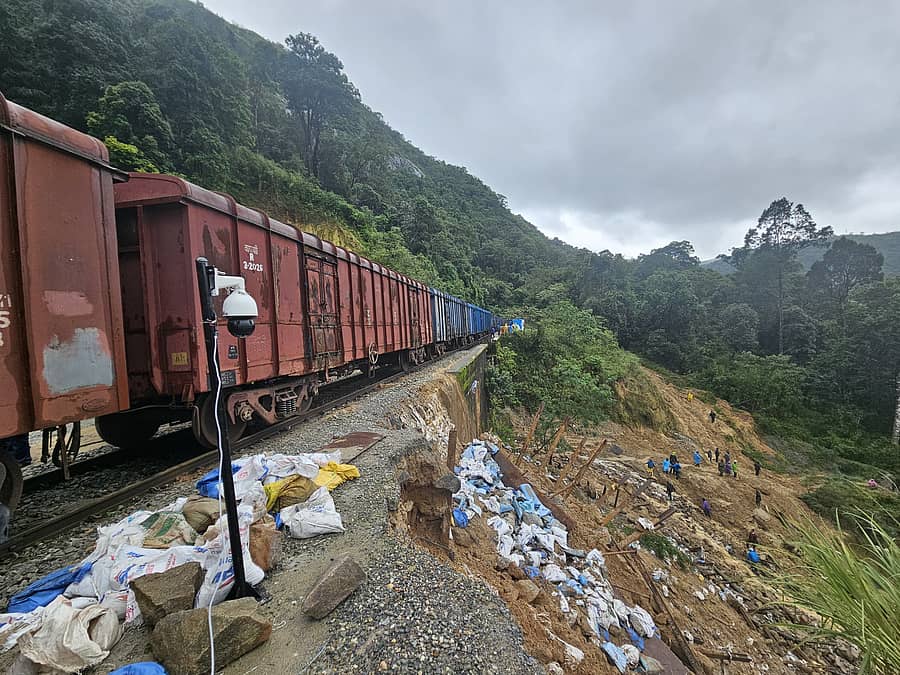 <div class="paragraphs"><p>ಸಕಲೇಶಪುರ ತಾಲ್ಲೂಕಿನ ಯಡಕಮೇರಿ- ಕಡಗರಹಳ್ಳಿ ನಿಲ್ದಾಣಗಳ ನಡುವೆ ರೈಲ್ವೆ ಹಳಿಯ ಕೆಳಗೆ ಭೂ ಕುಸಿತ</p></div>